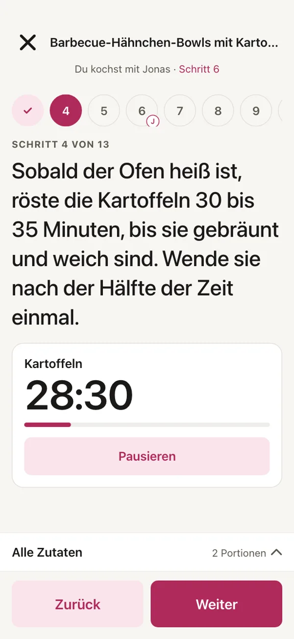 „BBQ-Hähnchen-Kartoffel-Bowl“ kochen mit Jonas in Good Fork: Du bist bei Schritt 4, der Timer für die Kartoffeln läuft, und Jonas ist bei Schritt 6.