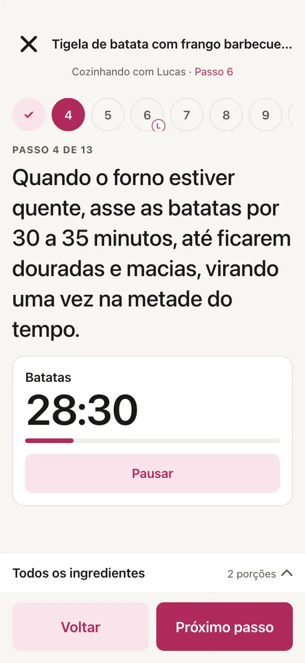 Cozinhando “Tigela de frango barbecue” com Lucas em Good Fork: você está no passo 4 com o timer das batatas correndo, e Lucas está no passo 6.