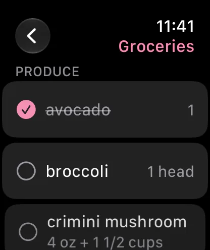 La lista della spesa su Apple Watch, ordinata per reparto: avocado spuntato, poi i broccoli.